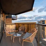 Sunset Retreat: Steps From Heathrow/Twickenham