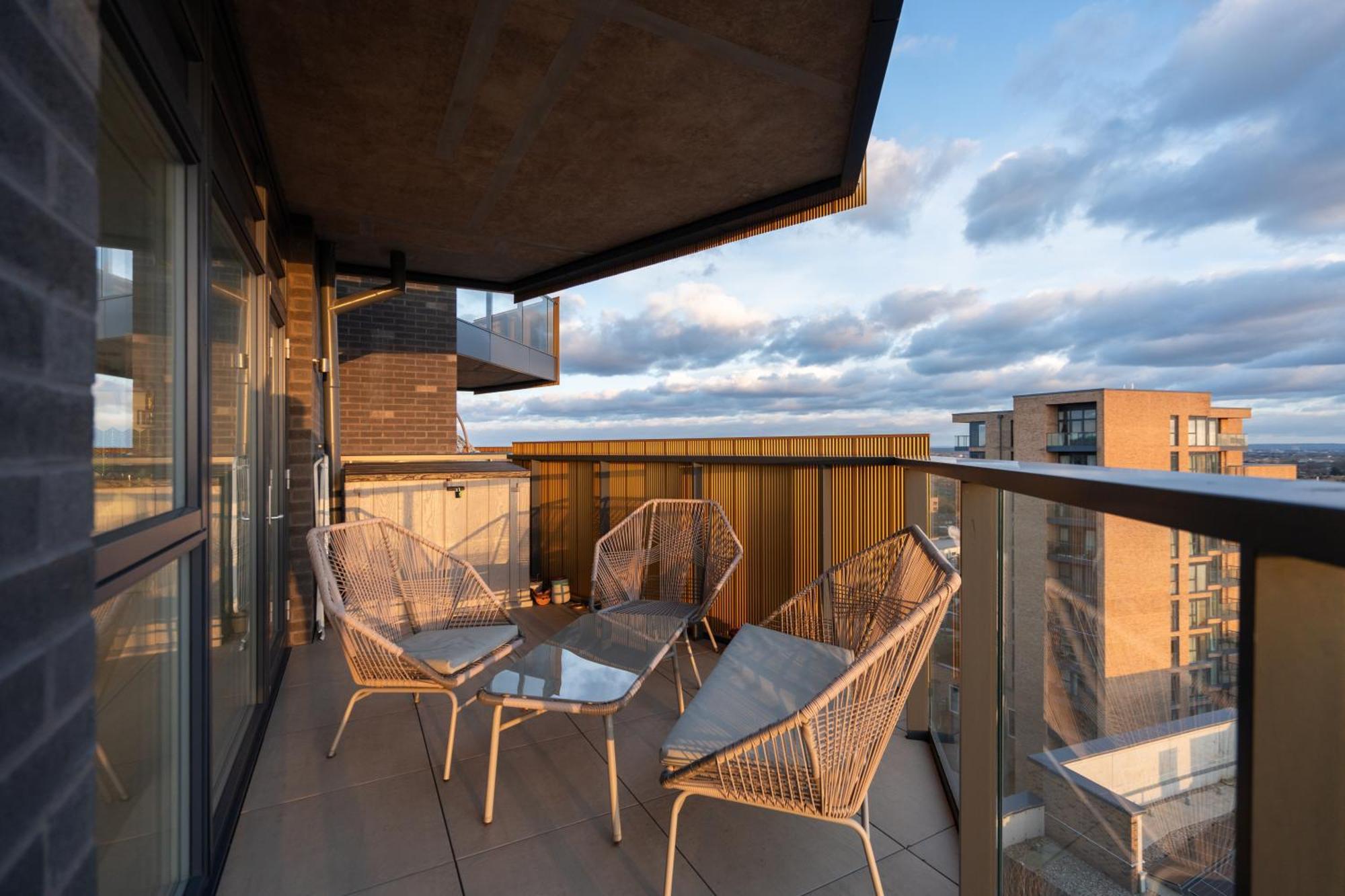 Sunset Retreat: Steps From Heathrow/twickenham Apartment *
