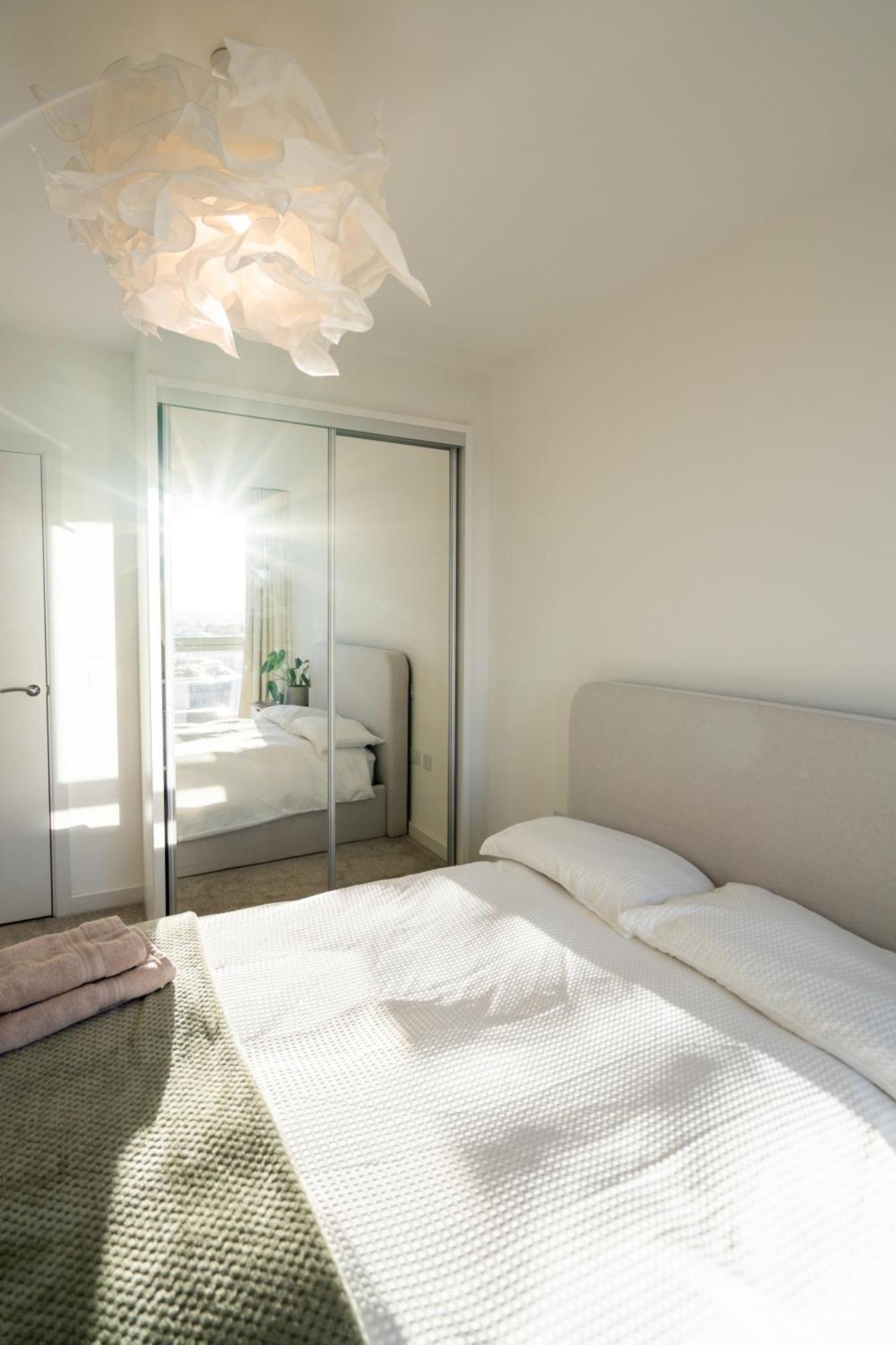 Sunset Retreat: Steps From Heathrow/twickenham *